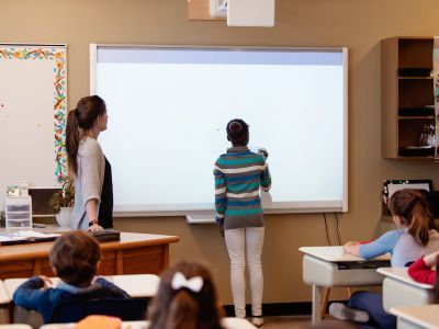 Как да изберете интерактивен дисплей, дъска или проектор за обучение и презентации